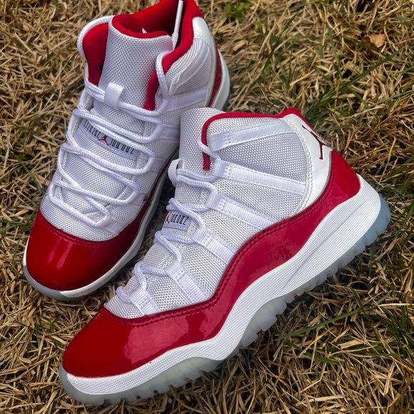 CLEAN Air Jordan 11 Retro Cherry Red 2023 size Kids shoes